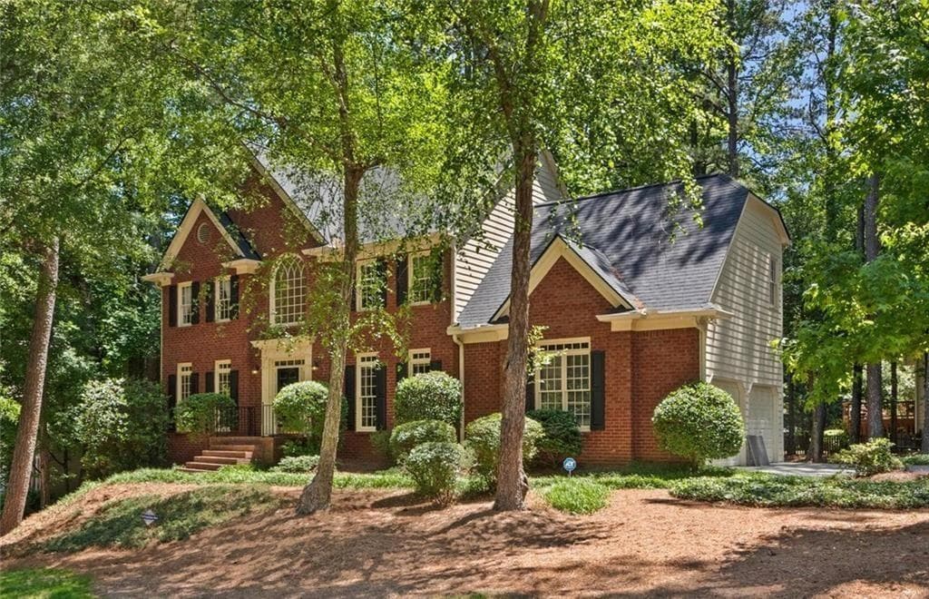 5 bedroom, 4 bathroom, 4,046 sq ft single family residence for sale at 2010 Milfield Circle, Snellville, GA 30078 — photo 2