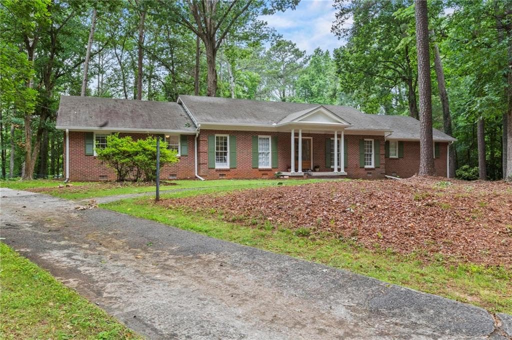 4 bedroom, 3 bathroom, 2,171 sq ft single family residence under contract at 2373 Oxbow Circle, Stone Mountain, GA 30087 — photo 2