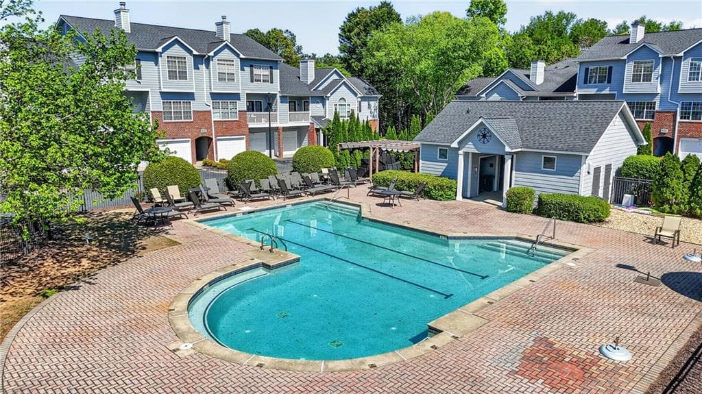 3 bedroom, 3 bathroom, 1,896 sq ft condominium for sale at 105 Vinings Forest Circle, Smyrna, GA 30080 — photo 2