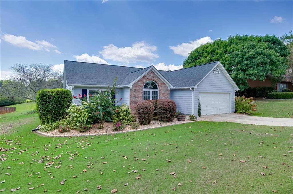 3 bedroom, 2 bathroom, 1,560 sq ft single family residence under contract at 8860 Creekstone Place, Gainesville, GA 30506 — photo 3