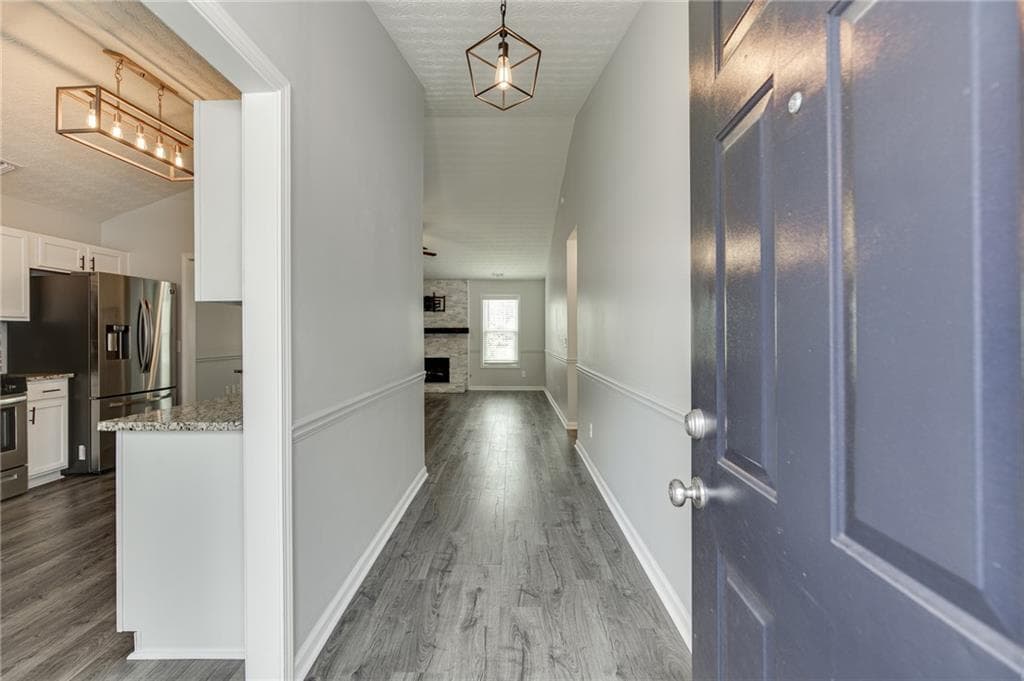 3 bedroom, 2 bathroom, 1,560 sq ft single family residence under contract at 8860 Creekstone Place, Gainesville, GA 30506 — photo 4