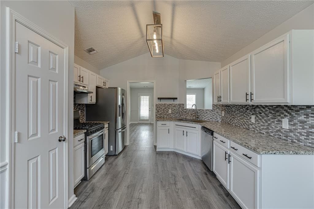 3 bedroom, 2 bathroom, 1,560 sq ft single family residence under contract at 8860 Creekstone Place, Gainesville, GA 30506 — photo 8