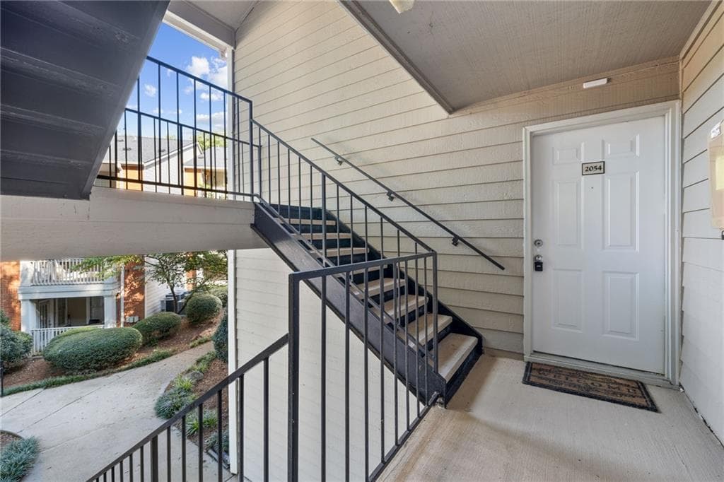 1 bedroom, 1 bathroom, 690 sq ft condominium for sale at 2054 Chastain Park Court, Atlanta, GA 30342 — photo 2