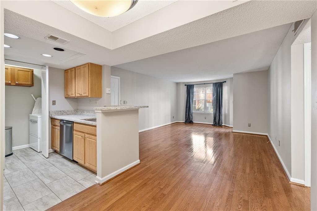 1 bedroom, 1 bathroom, 690 sq ft condominium for sale at 2054 Chastain Park Court, Atlanta, GA 30342 — photo 3