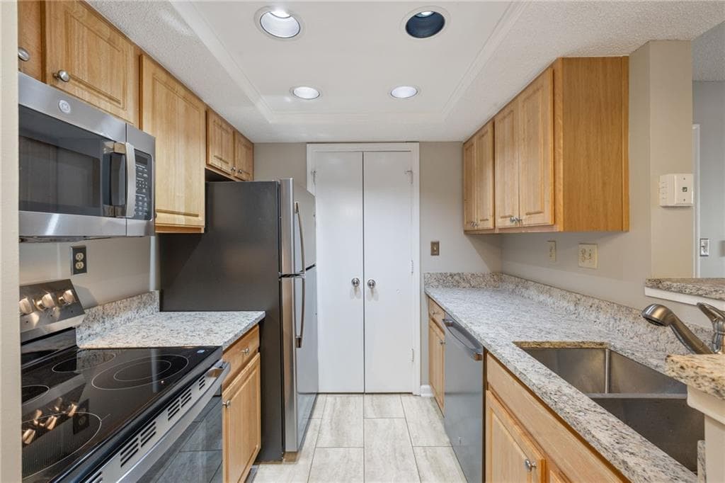 1 bedroom, 1 bathroom, 690 sq ft condominium for sale at 2054 Chastain Park Court, Atlanta, GA 30342 — photo 4