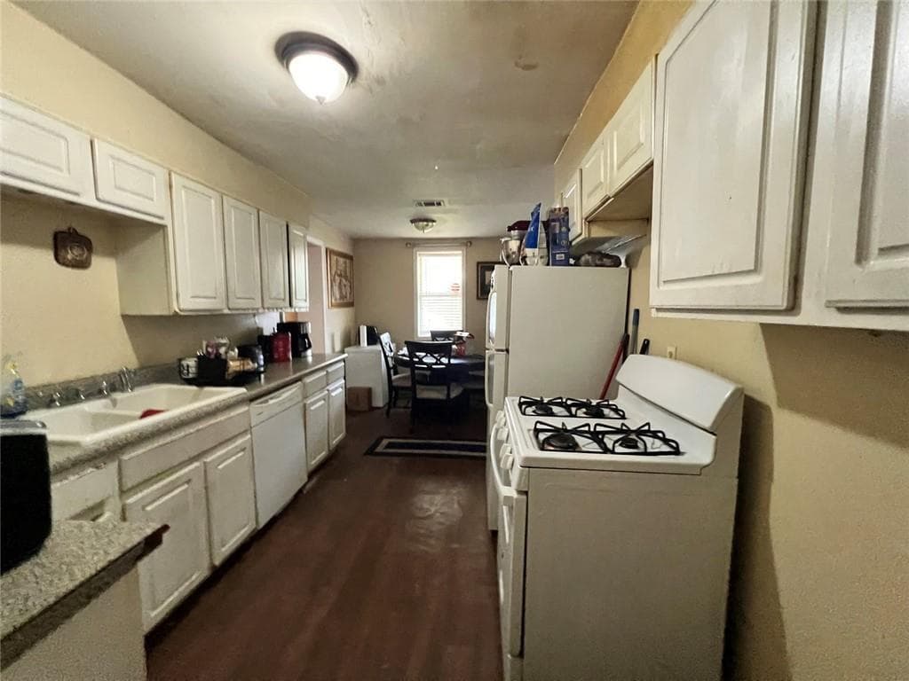5 bedroom, 2 bathroom, 2,400 sq ft single family residence for sale at 4004 Campbellton Road, Atlanta, GA 30331 — photo 7