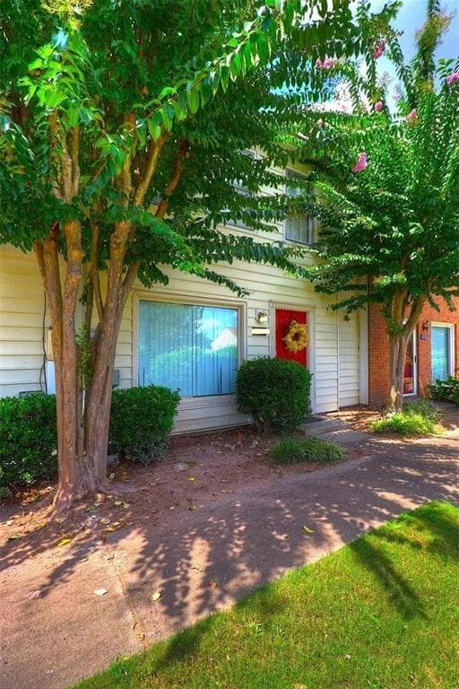 2 bedroom, 3 bathroom, 1,240 sq ft townhouse for sale at 213 High Creek Drive, Roswell, GA 30076 — photo 2