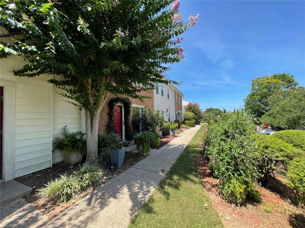 2 bedroom, 3 bathroom, 1,240 sq ft townhouse for sale at 213 High Creek Drive, Roswell, GA 30076 — photo 4
