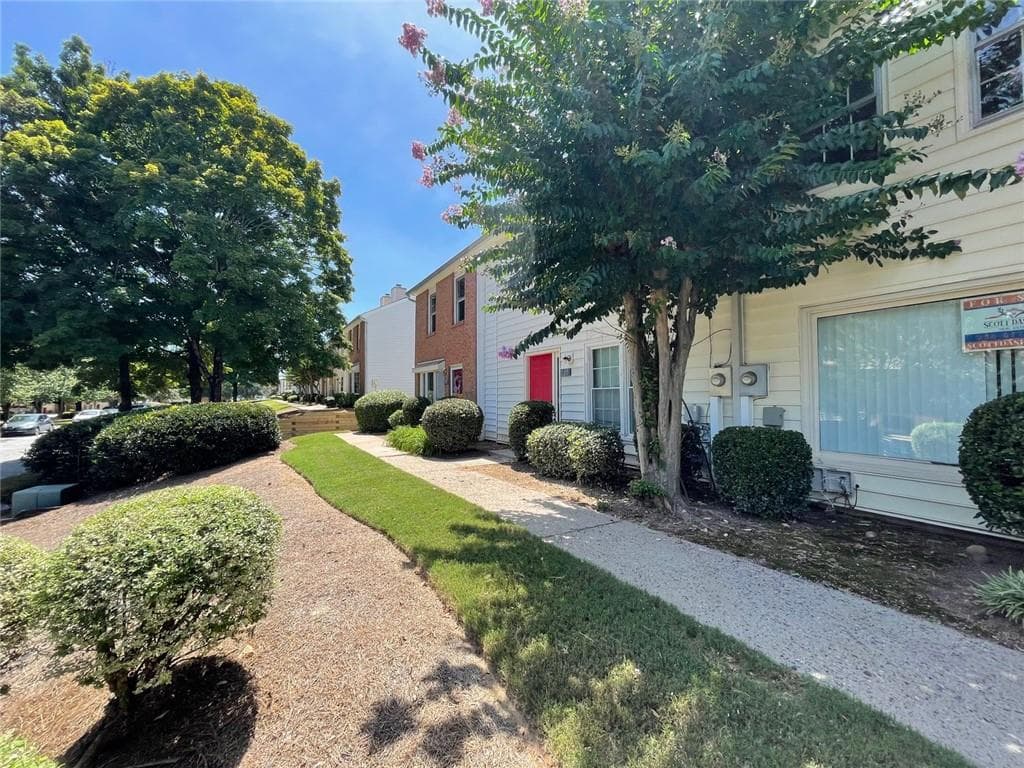 2 bedroom, 3 bathroom, 1,240 sq ft townhouse for sale at 213 High Creek Drive, Roswell, GA 30076 — photo 5