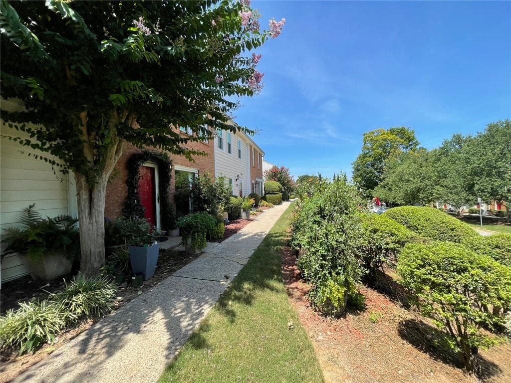 2 bedroom, 3 bathroom, 1,240 sq ft townhouse for sale at 213 High Creek Drive, Roswell, GA 30076 — photo 6