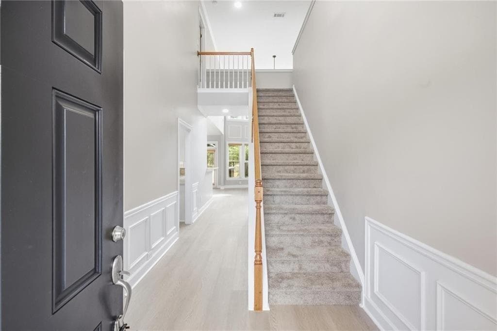 4 bedroom, 3 bathroom, 2,502 sq ft single family residence under contract at 2120 Hickory Station Circle, Snellville, GA 30078 — photo 2