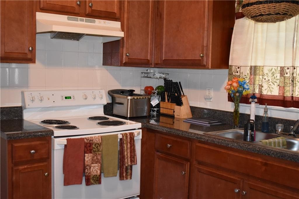 3 bedroom, 2 bathroom, 1,200 sq ft single family residence for rent at 2798 Oldknow Drive, Atlanta, GA 30318 for $1,900 a month — photo 2