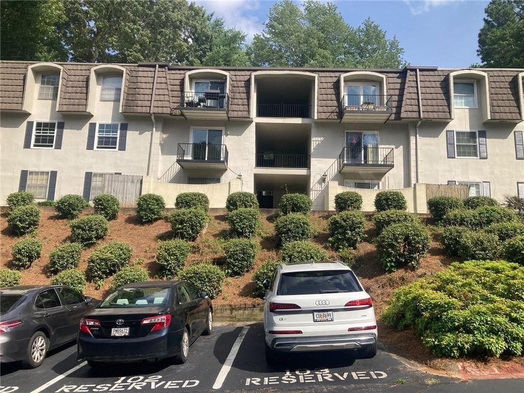 2 bedroom, 2 bathroom, 1,048 sq ft home for sale at 725 Dalrymple, Sandy Springs, GA