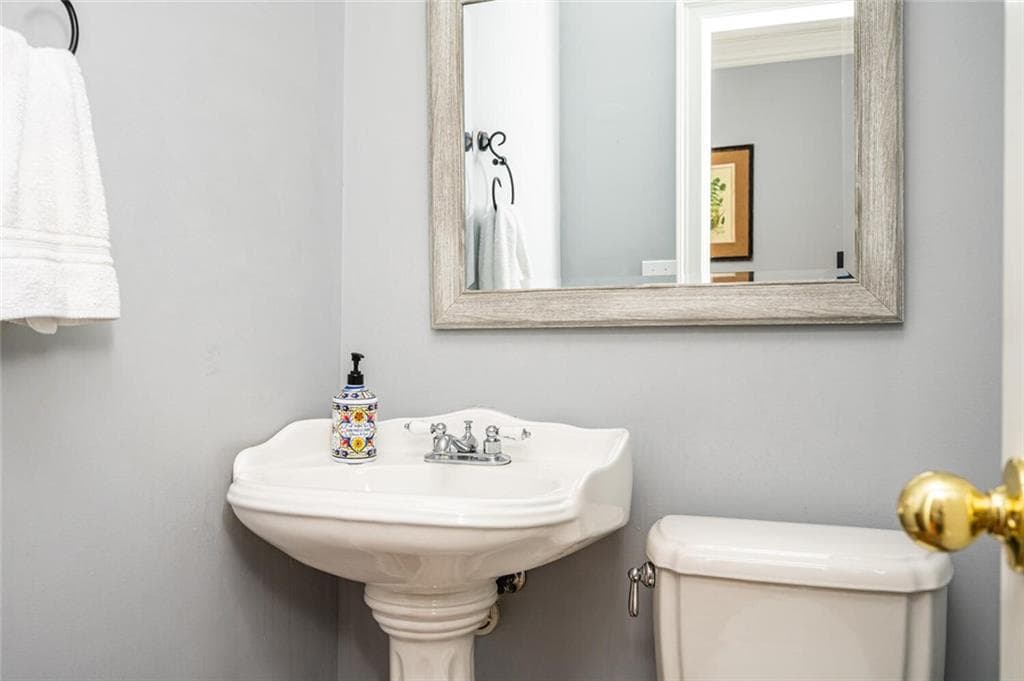 5 bedroom, 5 bathroom, 6,185 sq ft single family residence for sale at 4530 Derby Lane, Smyrna, GA 30082 — photo 10