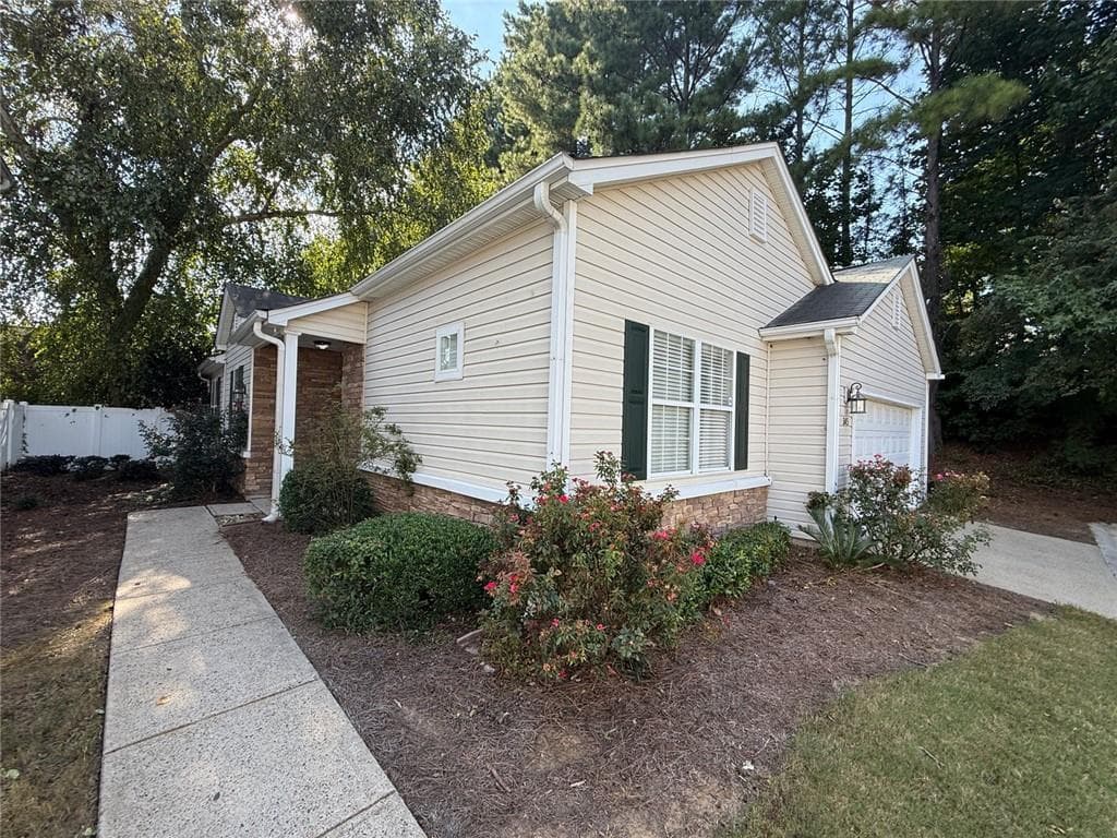 3 bedroom, 2 bathroom, 1,114 sq ft single family residence for sale at 345 Windcroft Circle, Acworth, GA 30101 — photo 4