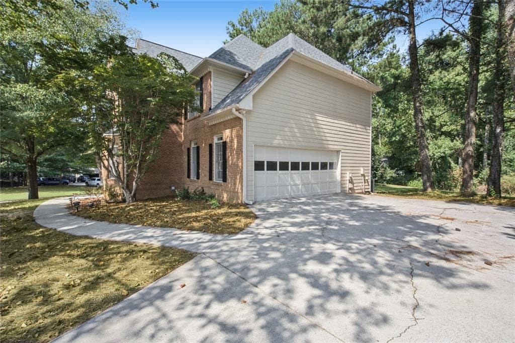 5 bedroom, 4 bathroom, 3,835 sq ft single family residence for sale at 3235 Lake Russell Way, Buford, GA 30519 — photo 4