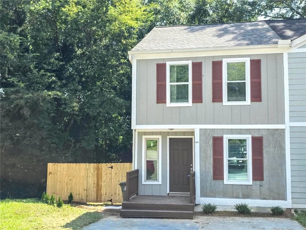 2 bedroom, 3 bathroom, 1,200 sq ft duplex for rent at 1221 Oak Forest Court, Marietta, GA 30008 for $1,450 a month — photo 1 of 16