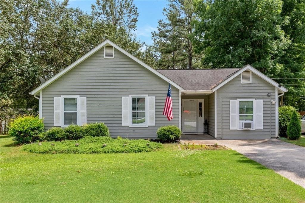 4 bedroom, 2 bathroom, 1,440 sq ft single family residence for sale at 2000 Wendover Drive, Snellville, GA 30078