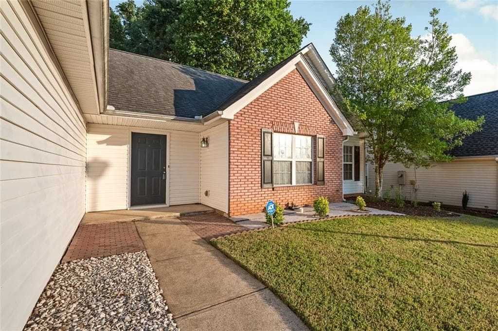 3 bedroom, 2 bathroom, 1,631 sq ft single family residence for sale at 2260 Carlysle Cove Drive, Lawrenceville, GA 30044 — photo 3