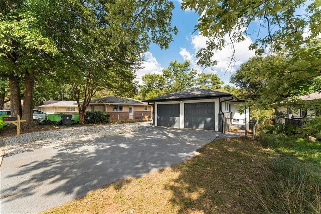 3 bedroom, 2 bathroom, 1,335 sq ft single family residence for sale at 2891 Lakemont Place, Marietta, GA 30060 — photo 3