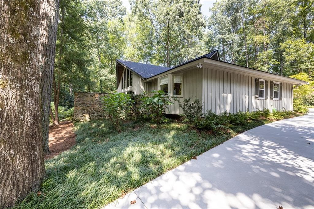 4 bedroom, 4 bathroom, 2,932 sq ft single family residence for sale at 945 River Overlook Court, Sandy Springs, GA 30328 — photo 2