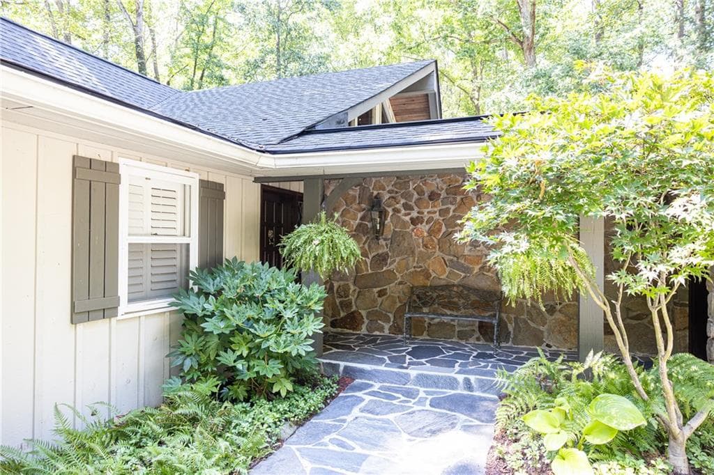 4 bedroom, 4 bathroom, 2,932 sq ft single family residence for sale at 945 River Overlook Court, Sandy Springs, GA 30328 — photo 3