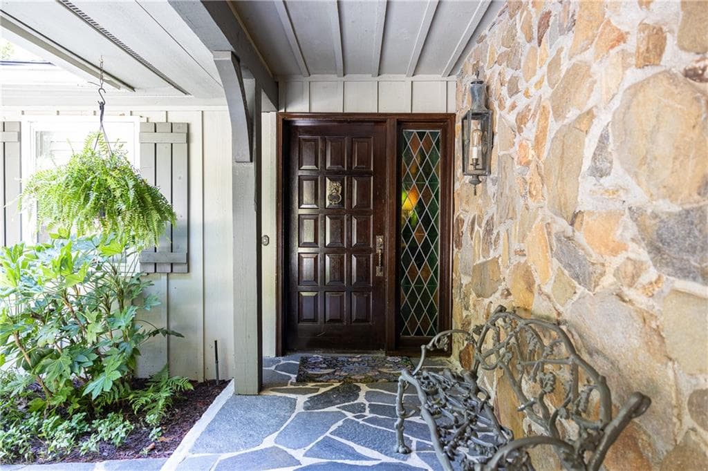 4 bedroom, 4 bathroom, 2,932 sq ft single family residence for sale at 945 River Overlook Court, Sandy Springs, GA 30328 — photo 4