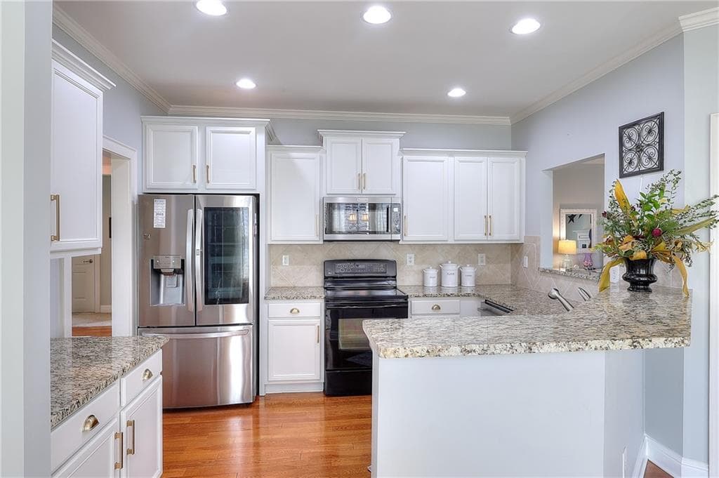 3 bedroom, 2 bathroom, 2,958 sq ft single family residence for sale at 125 Hawthorn Way, Hoschton, GA 30548 — photo 8