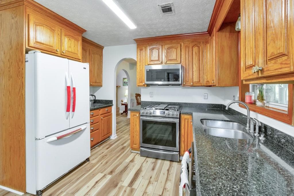 4 bedroom, 3 bathroom, 2,104 sq ft single family residence for sale at 1675 Round Road, Grayson, GA 30017 — photo 9