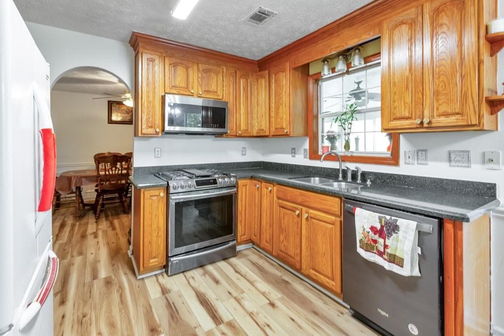 4 bedroom, 3 bathroom, 2,104 sq ft single family residence for sale at 1675 Round Road, Grayson, GA 30017 — photo 10