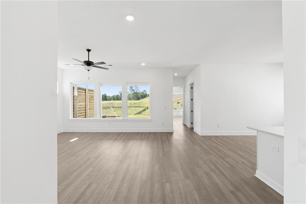 2 bedroom, 2 bathroom, 1,915 sq ft single family residence for sale at 1331 Autumn Lake Drive, Gainesville, GA 30504 — photo 4