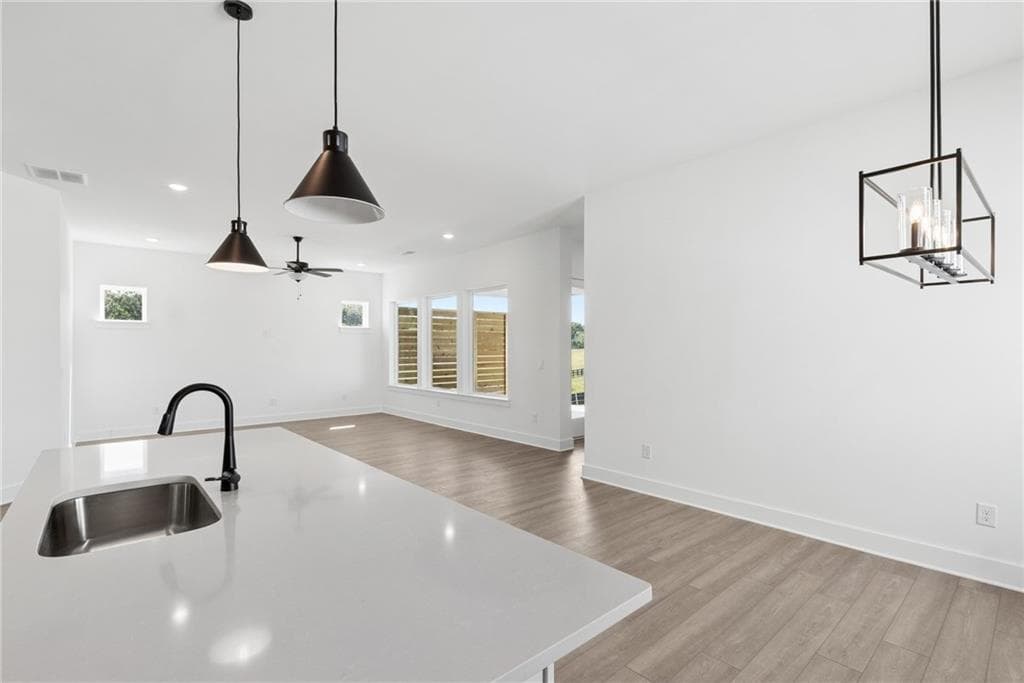 2 bedroom, 2 bathroom, 1,915 sq ft single family residence for sale at 1331 Autumn Lake Drive, Gainesville, GA 30504 — photo 5