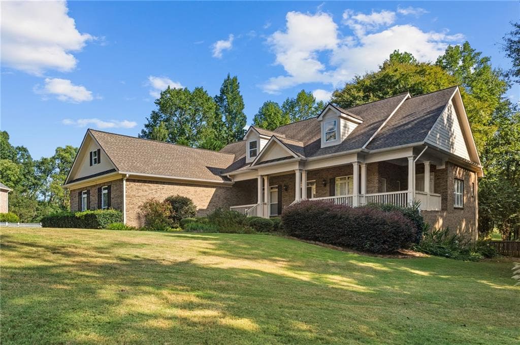 3 bedroom, 3 bathroom, 2,244 sq ft single family residence for sale at 5464 Woodrun Court, Braselton, GA 30517 — photo 2
