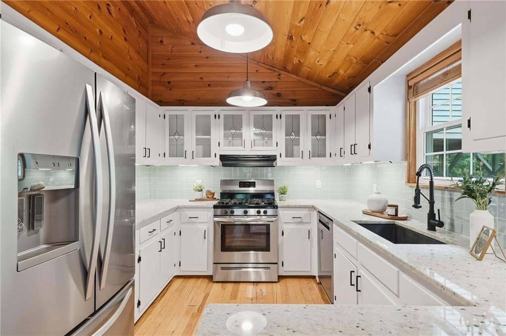 5 bedroom, 4 bathroom, 2,340 sq ft single family residence for rent at 946 Laurel Circle, Blue Ridge, GA 30513 for $3,100 a month — photo 3