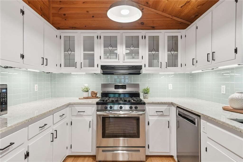 5 bedroom, 4 bathroom, 2,340 sq ft single family residence for rent at 946 Laurel Circle, Blue Ridge, GA 30513 for $3,100 a month — photo 8