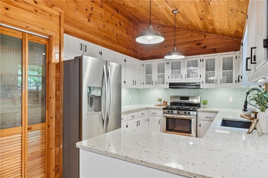 5 bedroom, 4 bathroom, 2,340 sq ft single family residence for rent at 946 Laurel Circle, Blue Ridge, GA 30513 for $3,100 a month — photo 10