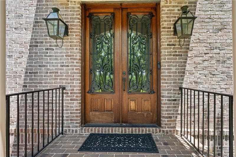 4 bedroom, 5 bathroom, 4,412 sq ft single family residence under contract at 3880 Stratford Walk Circle, Atlanta, GA 30342 — photo 2