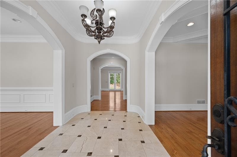 4 bedroom, 5 bathroom, 4,412 sq ft single family residence under contract at 3880 Stratford Walk Circle, Atlanta, GA 30342 — photo 4