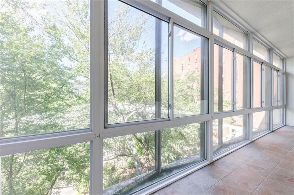 2 bedroom, 1 bathroom, 912 sq ft condominium for sale at 3060 Pharr Court North 302, Atlanta, GA 30305 — photo 3