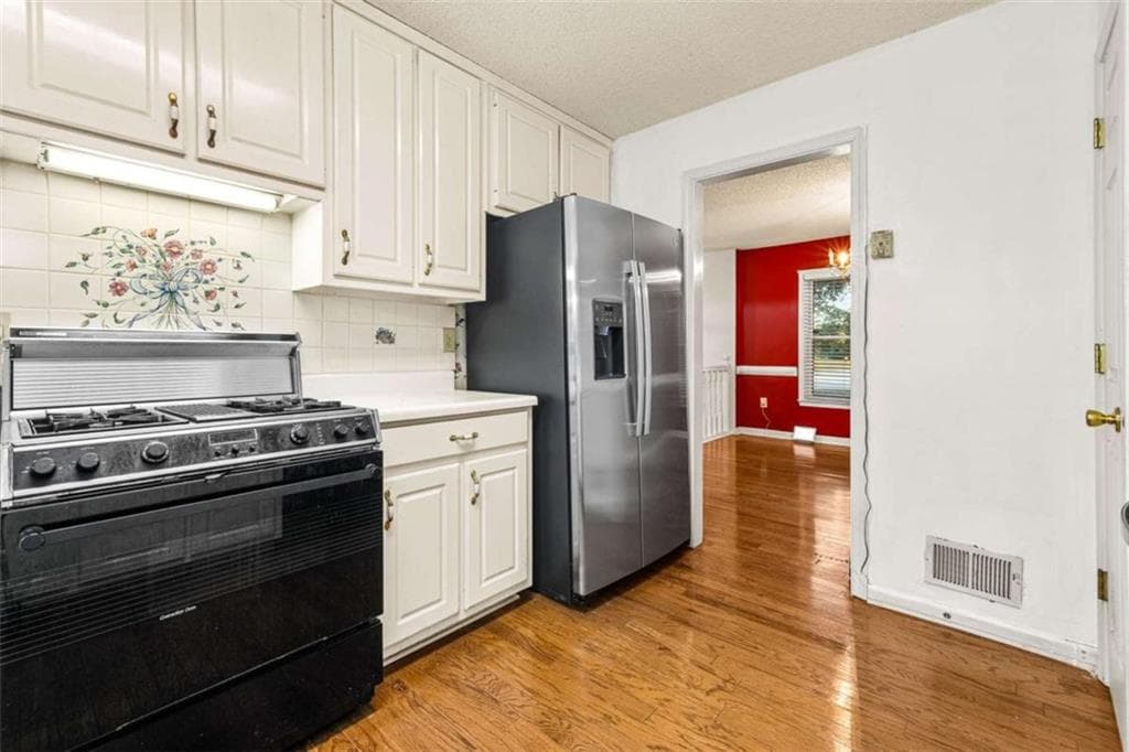 4 bedroom, 3 bathroom, 2,442 sq ft single family residence under contract at 215 Somerset Drive, Covington, GA 30016 — photo 7