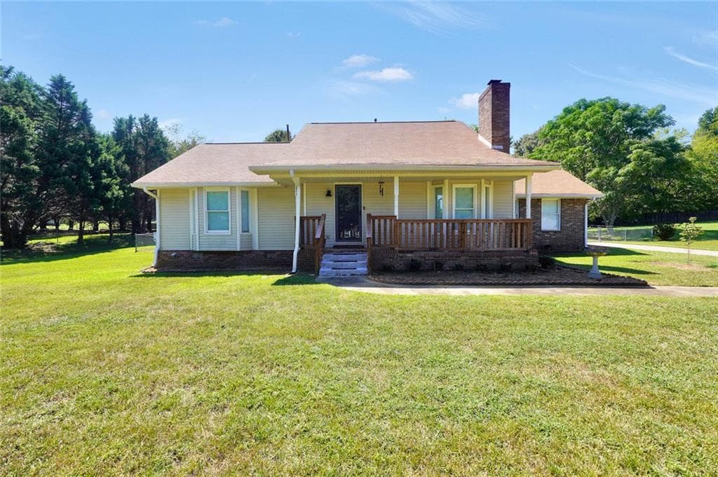 3 bedroom, 3 bathroom, 2,415 sq ft single family residence for sale at 105 Overlook Drive, Mcdonough, GA 30252 — photo 3