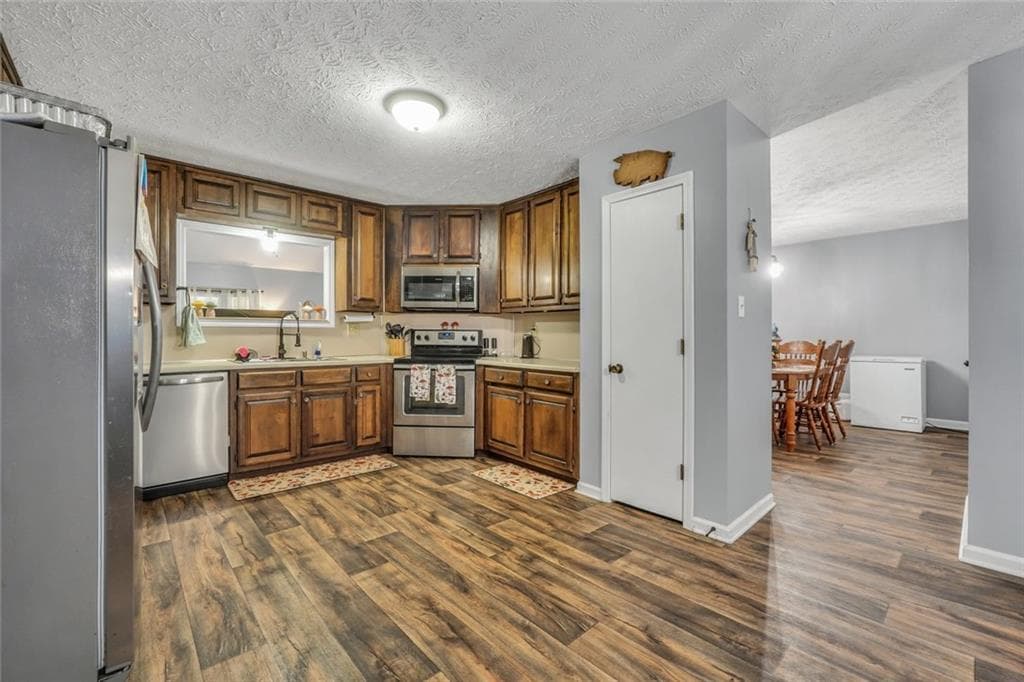 3 bedroom, 3 bathroom, 2,415 sq ft single family residence for sale at 105 Overlook Drive, Mcdonough, GA 30252 — photo 10