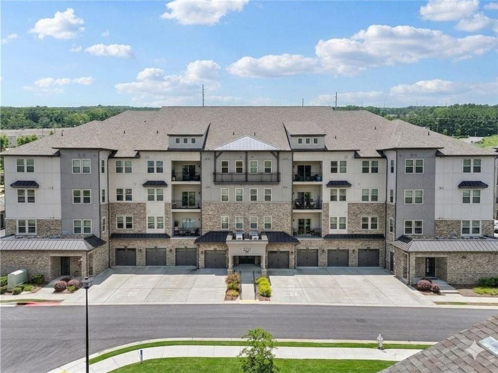 3 bedroom, 2 bathroom, 2,360 sq ft condominium for sale at 3211 Orwell Way 4202, Cumming, GA 30041 — photo 2