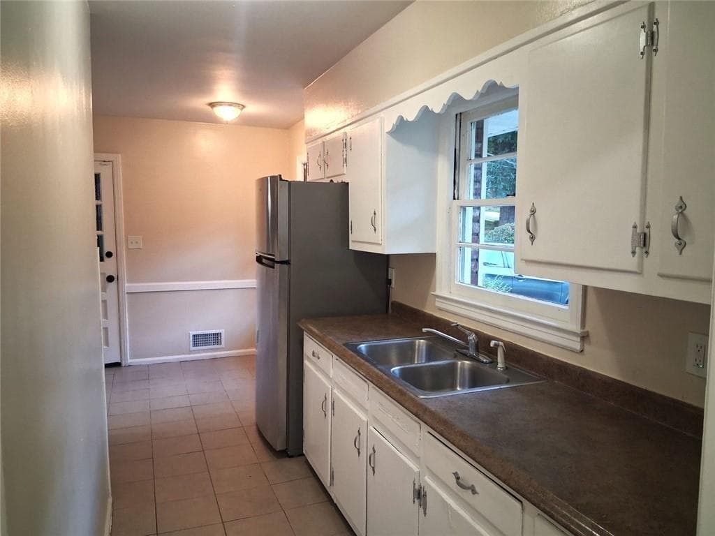 3 bedroom, 2 bathroom, 2,354 sq ft single family residence for rent at 1915 Wee Kirk Road, Atlanta, GA 30316 for $1,600 a month — photo 7