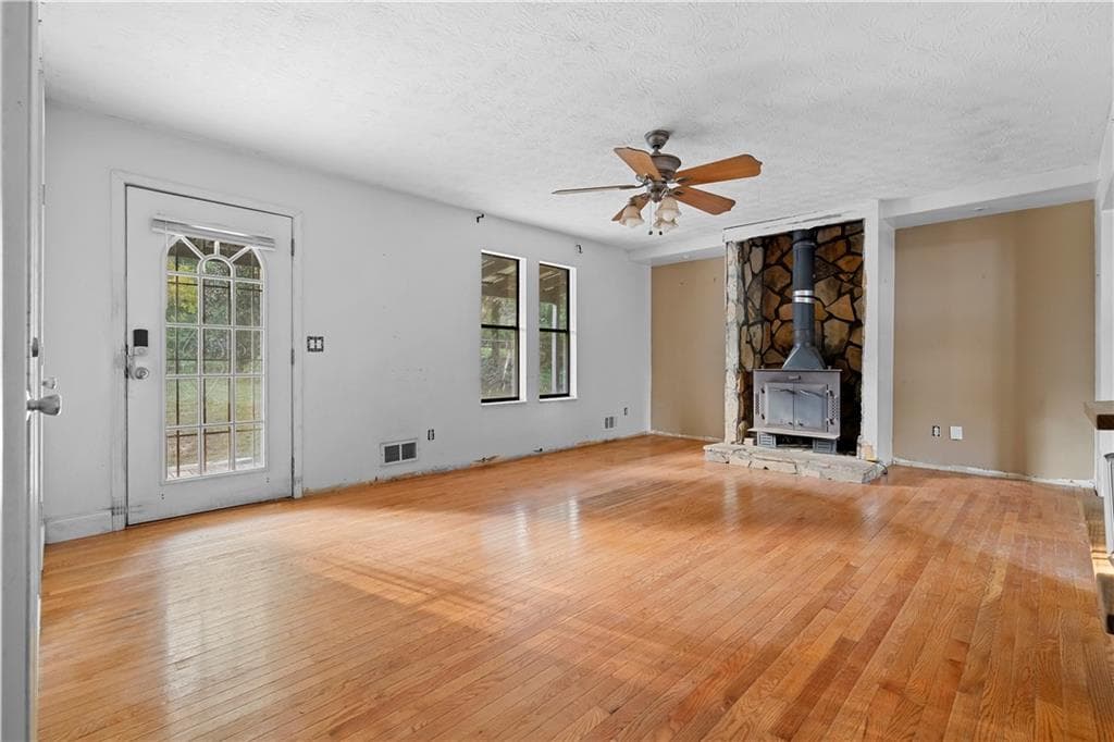 3 bedroom, 2 bathroom, 1,312 sq ft single family residence for sale at 108 Little Brook Drive, Woodstock, GA 30188 — photo 2