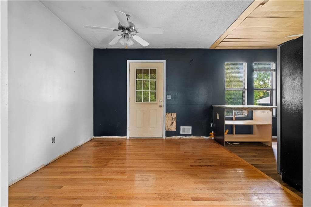 3 bedroom, 2 bathroom, 1,312 sq ft single family residence for sale at 108 Little Brook Drive, Woodstock, GA 30188 — photo 4