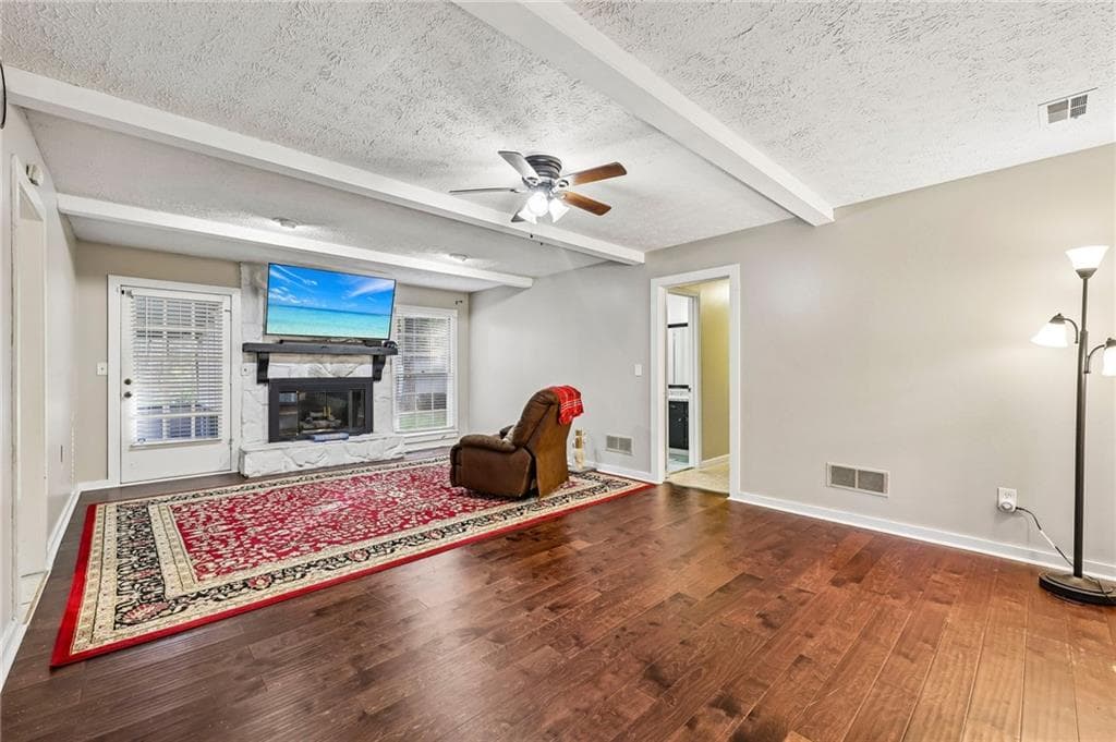 3 bedroom, 2 bathroom, 1,519 sq ft single family residence for sale at 3256 Village Glen Trail, Snellville, GA 30039 — photo 3