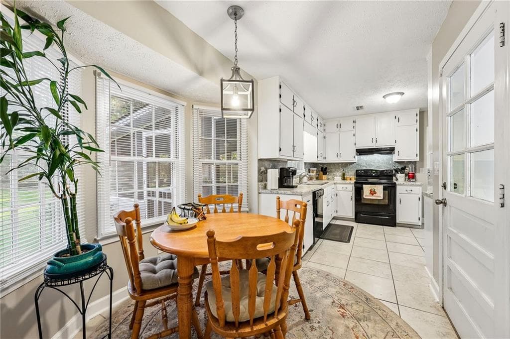 3 bedroom, 2 bathroom, 1,519 sq ft single family residence for sale at 3256 Village Glen Trail, Snellville, GA 30039 — photo 6