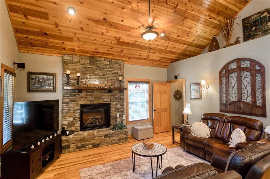 2 bedroom, 3 bathroom, 1,836 sq ft single family residence for sale at 925 Zeppelin Strasse, Helen, GA 30545 — photo 6