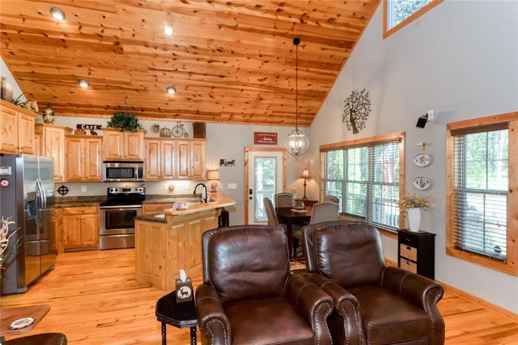 2 bedroom, 3 bathroom, 1,836 sq ft single family residence for sale at 925 Zeppelin Strasse, Helen, GA 30545 — photo 7